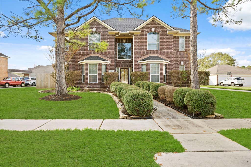 Photo of 308 Meadow Trail Court, Friendswood, TX 77546 (MLS # 93717956)