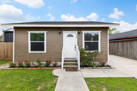 Photo of 704 Jewett Street, Houston, TX 77009 (MLS # 21375252)