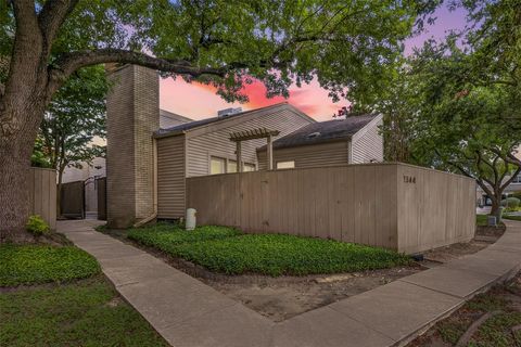 Townhouse For Rent - 1344 Chardonnay Drive<br/> Houston, TX 77077