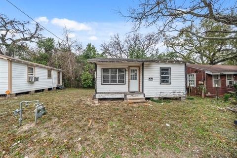 Homes For Sale - 1918 Roosevelt Street<br/> Walker County, Huntsville, TX 77320