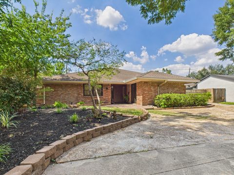 Photo of 2432 Chimney Rock Road, Houston, TX 77056 (MLS # 95324306)