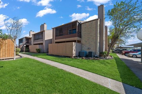 Photo of 10555 Turtlewood Court #1201, Houston, TX 77072 (MLS # 40642513)