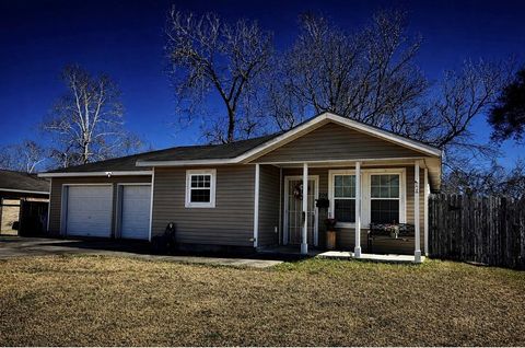 Photo of 708 E 6th Street, Sweeny, TX 77480 (MLS # 80305915)