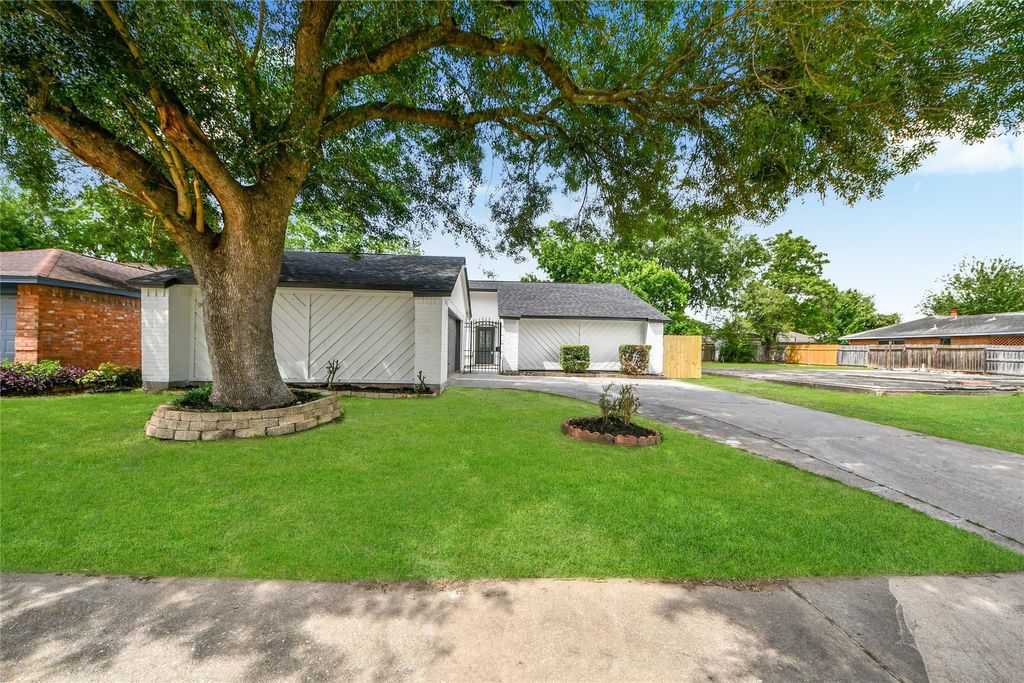 Photo of 13122 Benford Drive, Houston, TX 77099 (MLS # 15036250)