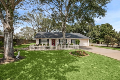 Photo of 806 W Hacienda Rd, Bellville, TX 77418 (MLS # 25932443)