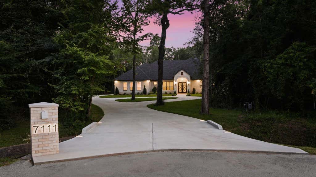 Photo of 7111 Lorna Road, Montgomery, TX 77316 (MLS # 28750287)