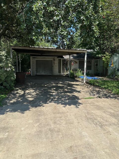 Photo of 6003 Southmont Street, Houston, TX 77033 (MLS # 37705125)