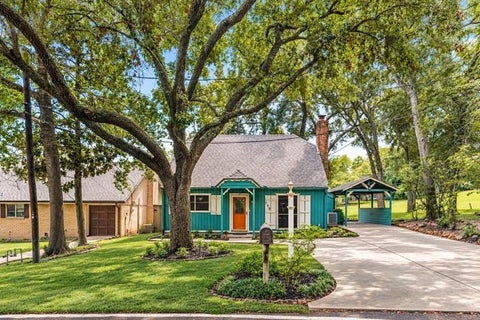 Homes For Sale - 132 Paradise Valley<br/> Conroe, TX 77304