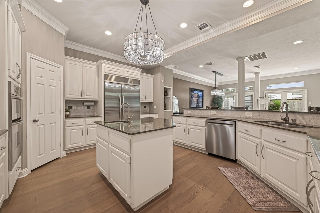 Photo of 5335 Fairdale Lane, Houston, TX 77056 (MLS # 61548802)