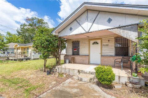 Photo of 7225 Gonzales Street, Houston, TX 77020 (MLS # 86842094)