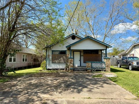 Homes For Sale - 202 S Magnolia Street<br/> Highlands, TX 77562