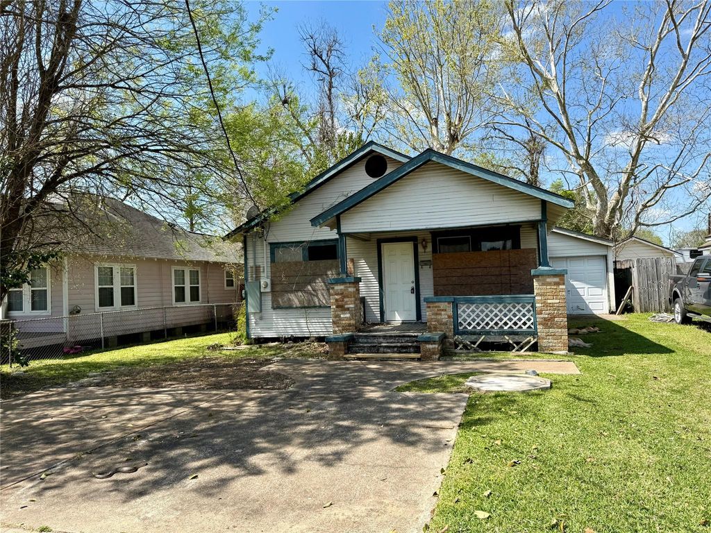 Photo of 202 S Magnolia Street, Highlands, TX 77562 (MLS # 39132011)