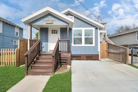 Photo of 5324 Avenue L, Galveston, TX 77551 (MLS # 87614142)
