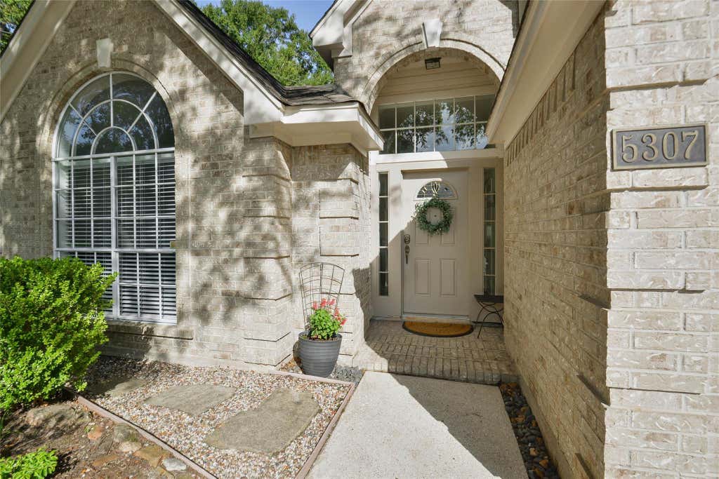 Photo of 5307 Aspen Lake Court, Houston, TX 77345 (MLS # 9266279)