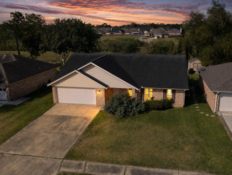 Photo of 12 Lazybrook Street, Angleton, TX 77515 (MLS # 4912685)