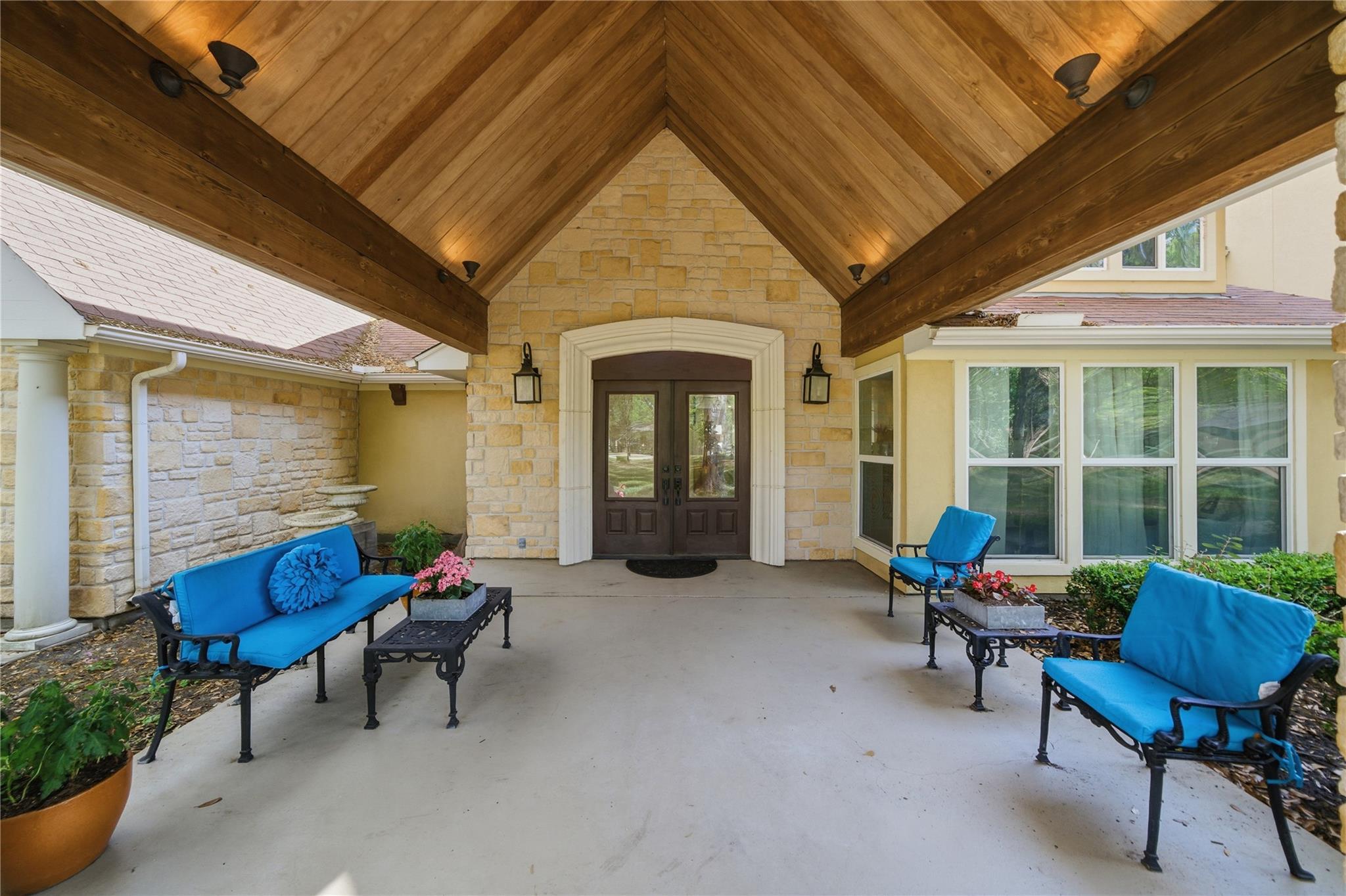 3122 N Saddlebrook Lane