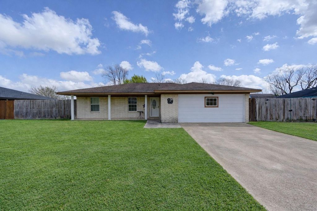 Photo of 8610 Bluebonnet Street, Highlands, TX 77562 (MLS # 22267208)