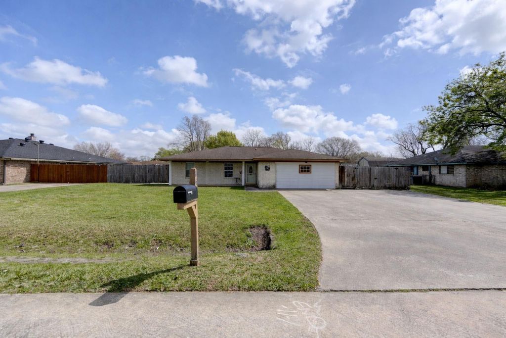 Photo of 8610 Bluebonnet Street, Highlands, TX 77562 (MLS # 22267208)