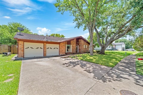 Homes For Rent - 5123 Shady Oaks Lane<br/> Friendswood, TX 77546