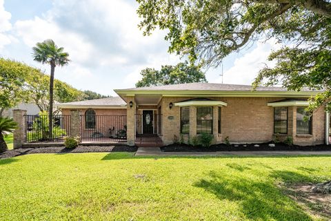 Photo of 13310 Bay Place Dr, Beach City, TX 77523 (MLS # 83851677)