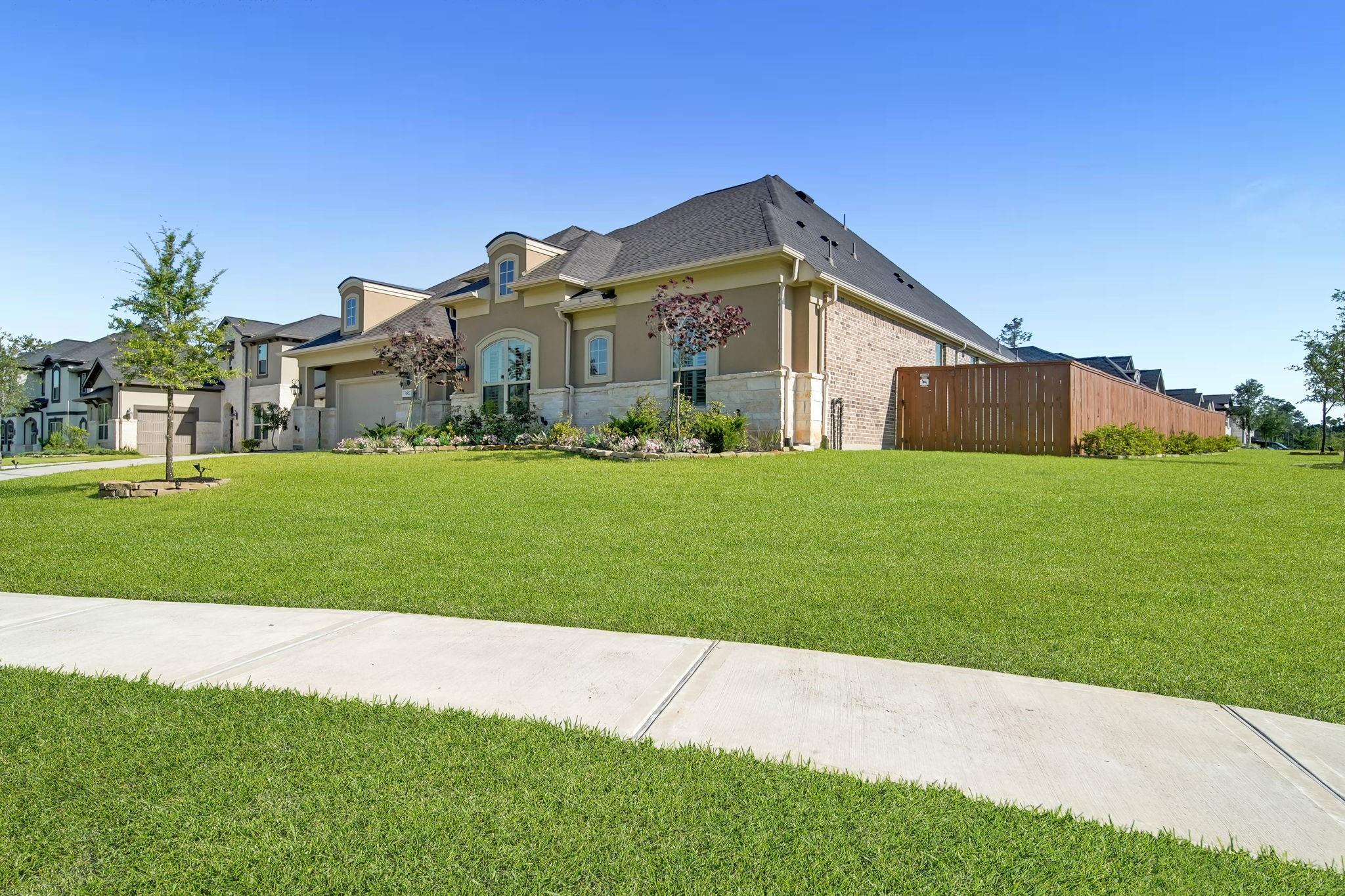 1827 Woodtrace Boulevard