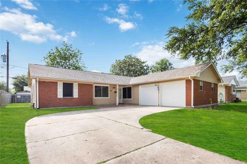Photo of 814 Alyse Street, Deer Park, TX 77536 (MLS # 48891821)
