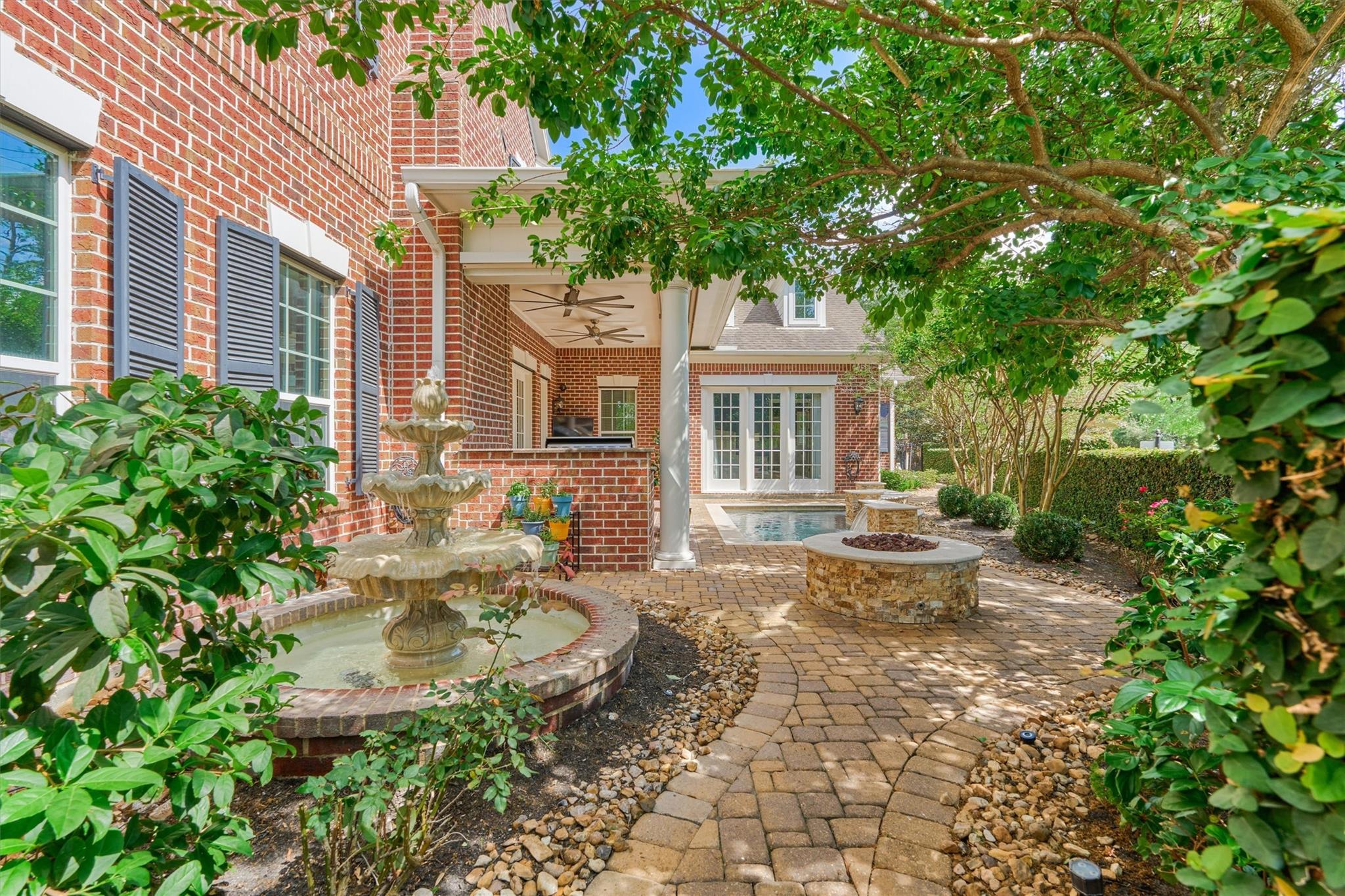 2731 Lake Front Circle