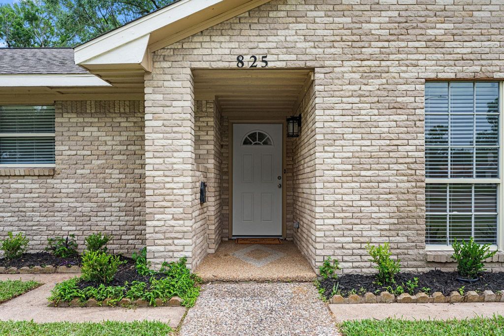 Photo of 825 James Street, Deer Park, TX 77536 (MLS # 97973830)