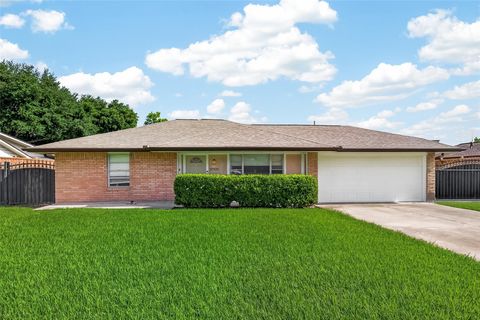 Photo of 10935 Timberoak Drive, Houston, TX 77043 (MLS # 83992228)