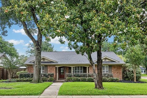 Photo of 6200 Locke Lane, Houston, TX 77057 (MLS # 44359152)
