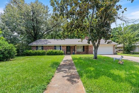 Photo of 1403 Sanders St, Crockett, TX 75835 (MLS # 92864006) Photo of 1403 Sanders St, Crockett, TX 75835 (MLS # 92864006)