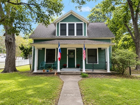 Photo of 1012 W Adoue Street, Alvin, TX 77511 (MLS # 70837244)