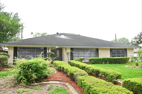 Photo of 202 Coronation Drive, Houston, TX 77034 (MLS # 10328557)