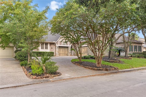 Photo of 11 Greens Edge Drive, Houston, TX 77339 (MLS # 23129127)
