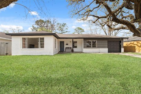 Photo of 1421 Confederate Road, Houston, TX 77055 (MLS # 21729719)