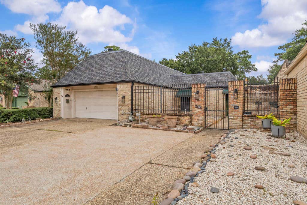 Photo of 320 Summerwood Street, Beaumont, TX 77706 (MLS # 32844339)
