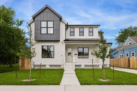 Photo of 111 E 18th Street, Houston, TX 77008 (MLS # 74950038)