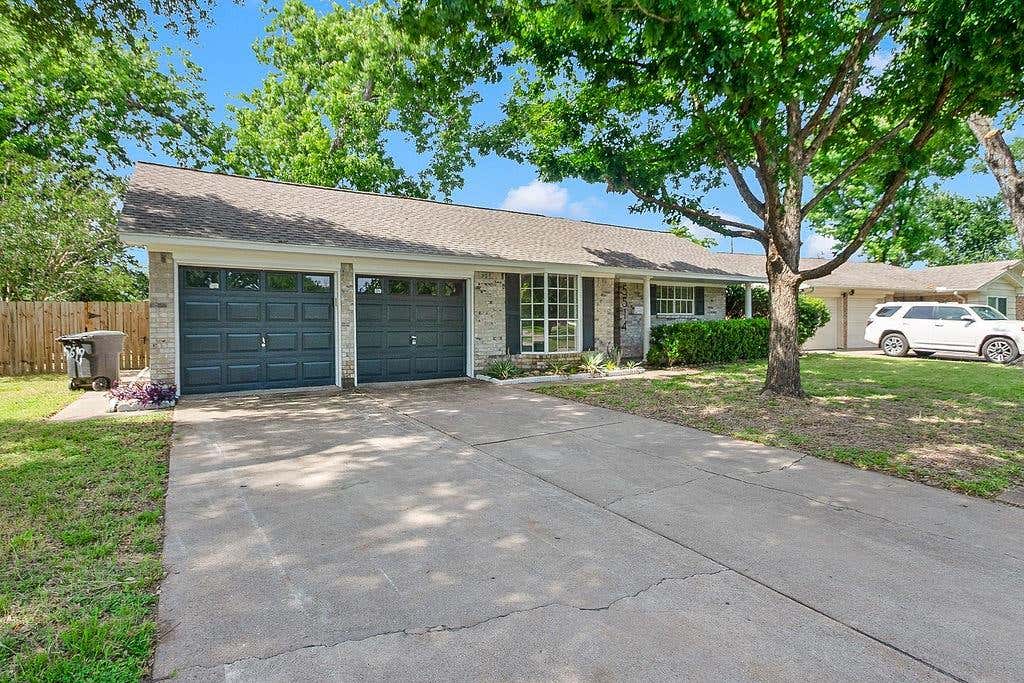 Photo of 5514 Chantilly Lane, Houston, TX 77092 (MLS # 29479428)