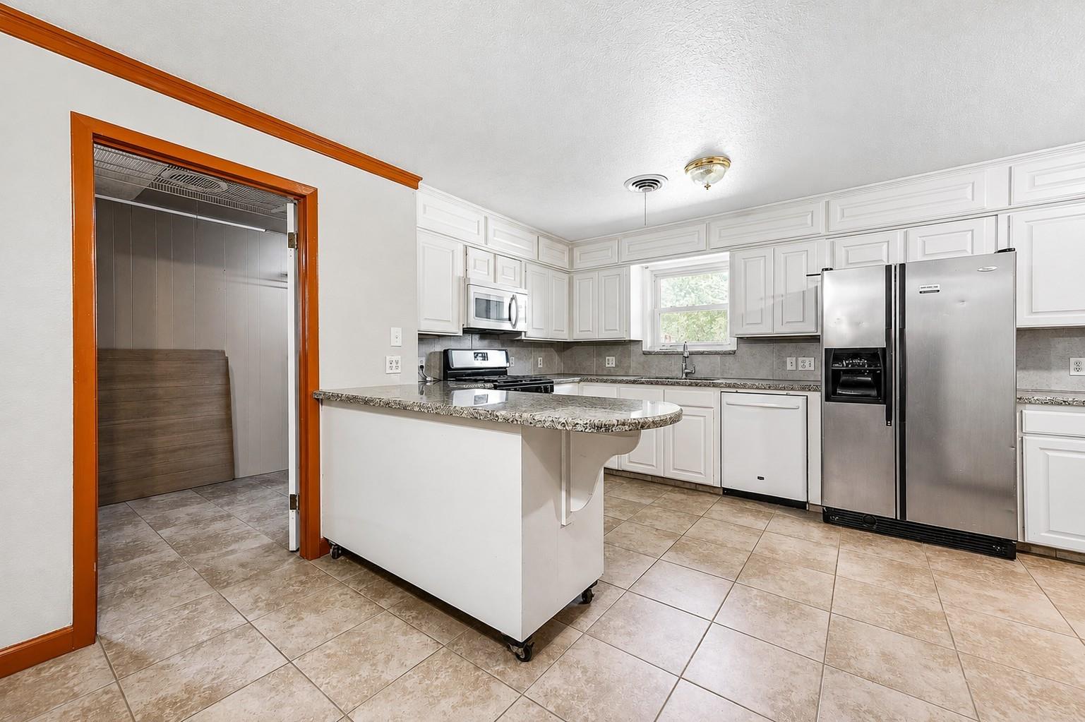 5813 Russell Lane