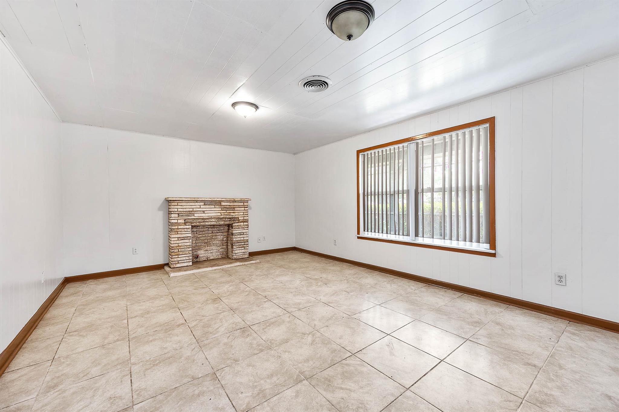 5813 Russell Lane