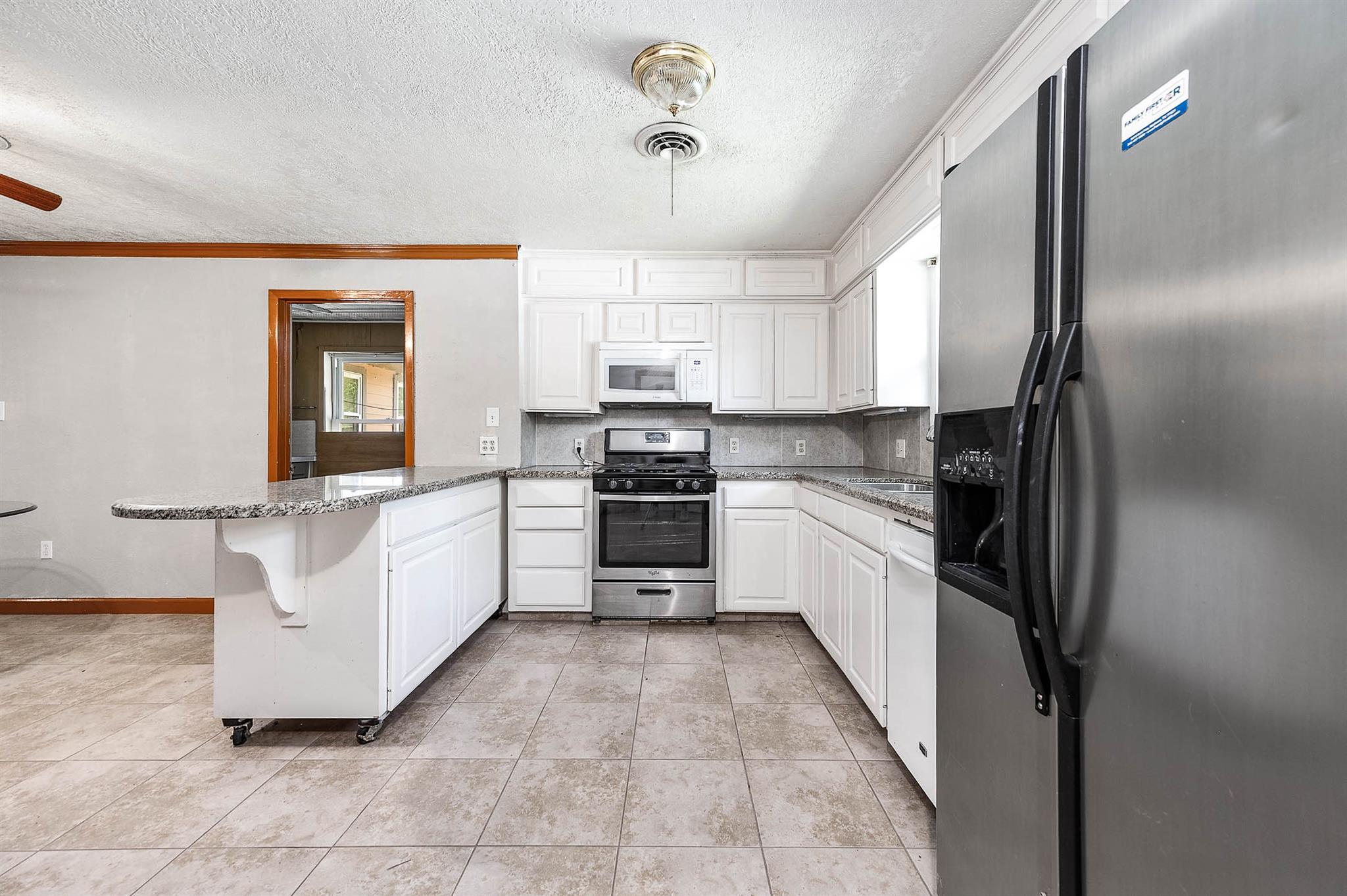 5813 Russell Lane