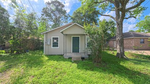 Photo of 909 N Lake Avenue, Eagle Lake, TX 77434 (MLS # 43853168)