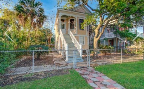 Photo of 2814 Avenue O 1/2 Unit 2, Galveston, TX 77550 (MLS # 76339182)