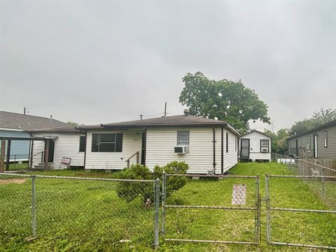 Photo of 6814 Covington Drive, Houston, TX 77091 (MLS # 10370207)