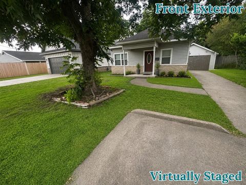 Photo of 2126 11th Street, Port Neches, TX 77651 (MLS # 97645253)