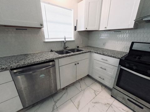 Homes For Sale - 1720 17th Avenue N<br/> Texas City, TX 77590