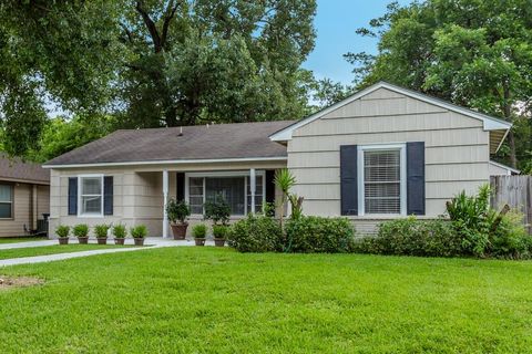 Photo of 1230 Timbergrove Lane, Houston, TX 77008 (MLS # 22141118)