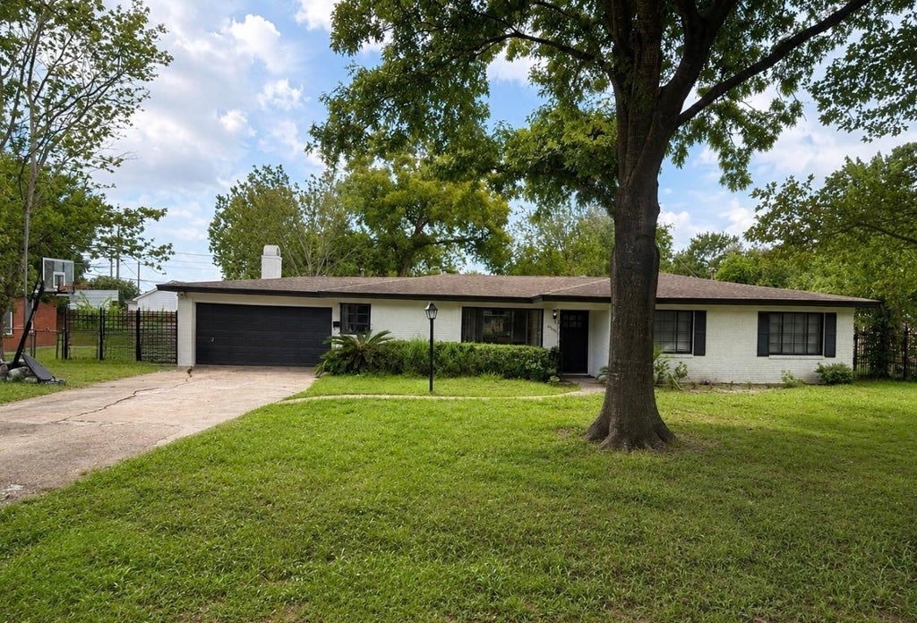 Photo of 9350 Livernois Road, Houston, TX 77080 (MLS # 6505111)