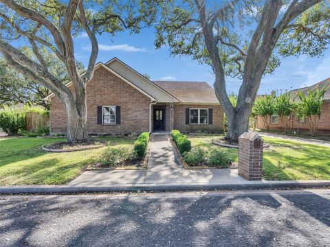 Photo of 1614 Crestmont Dr, Wharton, TX 77488 (MLS # 14127705)