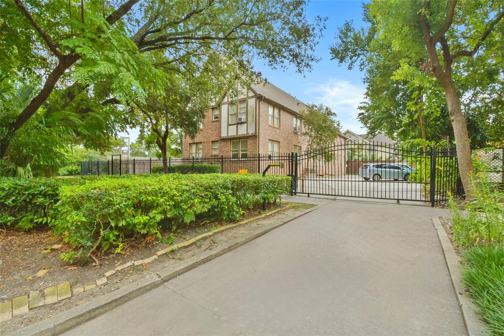 Photo of 436 Westmoreland Street #6, Houston, TX 77006 (MLS # 90015450)